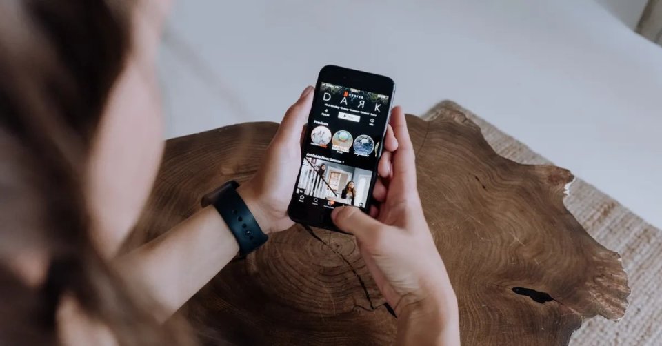 Android oyun izinleri ayarlarını telefonda inceleyen mobil oyuncu