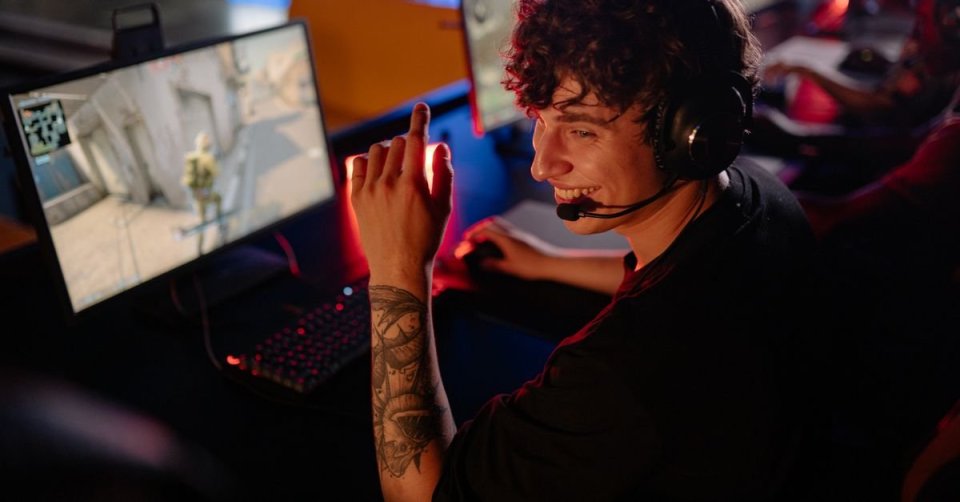 Knight Online NP kasma için savaş alanında konum alan zırhlı oyuncu