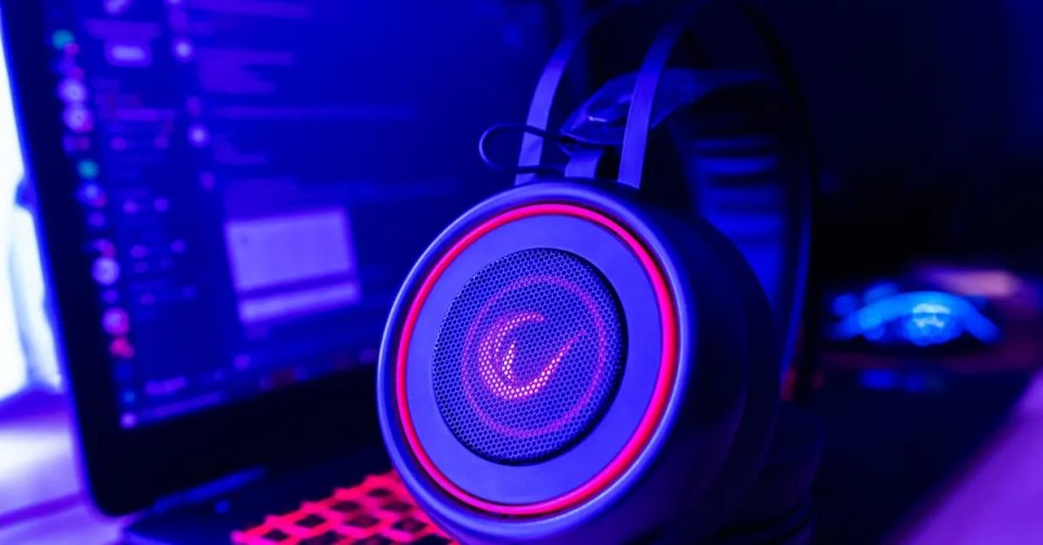 MMORPG klan daveti alan oyuncunun bağlantı ve izinleri kontrol ettiği masaüstü ekranı