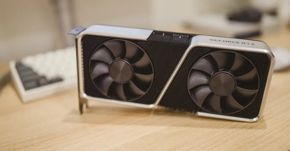 Shader cache temizleme sürecini anlatan oyuncu bilgisayarı ve oyun ekranı