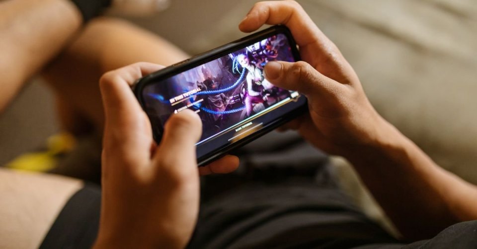 Telefon depolama temizleme işlemi yapan oyuncunun mobil oyun depolama ekranı