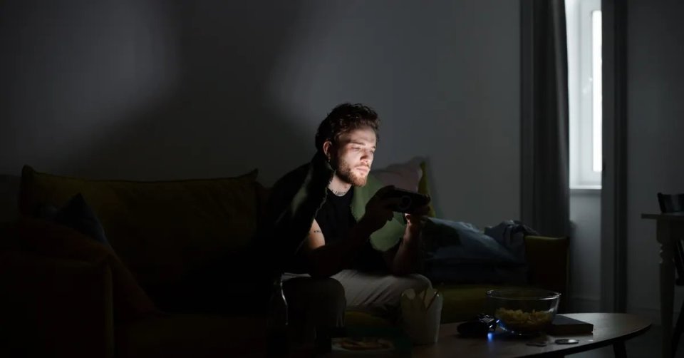 Oyunda pil tasarrufu ayarları yapılırken elde tutulan akıllı telefon
