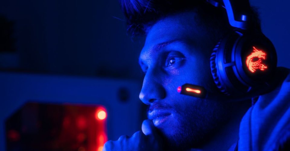 Windows’ta oyun oynarken mikrofon izni ayarlarını kontrol eden oyuncu