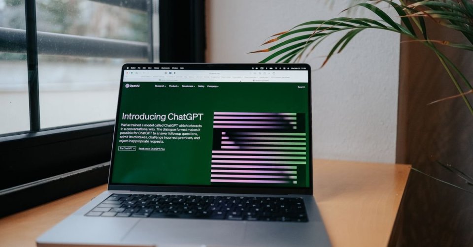 Laptop ekranındaki yapay zekâ yanıtını teknik kaynaklarla karşılaştıran oyuncu